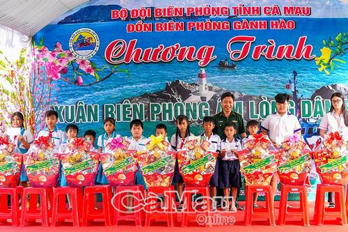 Trao gần 2000 suất quà từ Chương trình 'Xuân biên phòng ấm lòng dân bản'