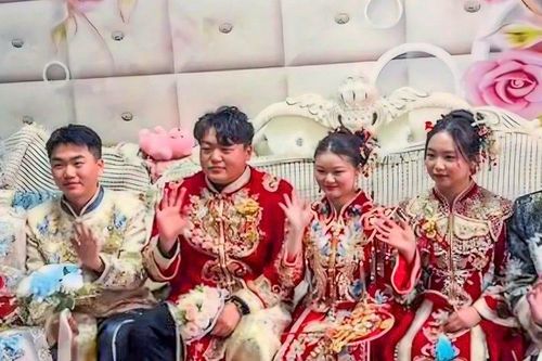 Lớn lên cùng nhau suốt 20 năm, ba anh em sinh ba quyết định cưới vợ trong cùng một ngày