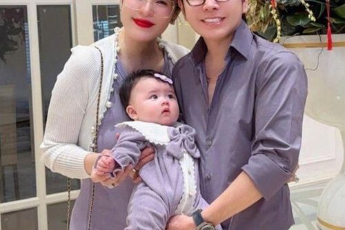Con gái Phương Lê lần đầu được bố mẹ cho đi tiệc, lúc nào cũng cười khanh khách khiến vợ chồng NSƯT Vũ Luân tự hào