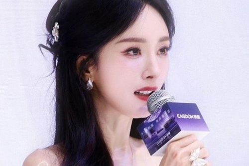 Netizen 'đứng hình' trước nhan sắc đời thực của Dương Mịch: Có thật là đã U40?