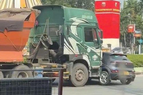 Hãi hùng khoảnh khắc ô tô điện bị xe đầu kéo ủi gần 10m tại vòng xoay Gò Đậu, TPHCM