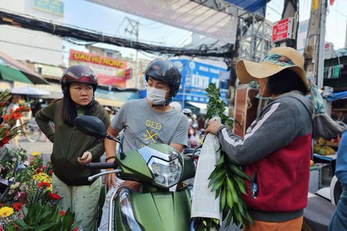 Xăng đắt đỏ, nhiều gia đình tính toán từng chuyến xe, từng bữa ăn