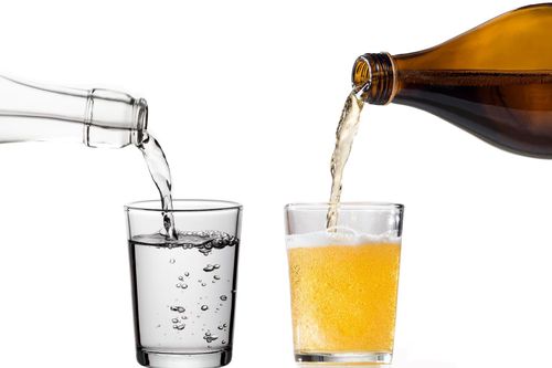 Vì sao uống cả chục lon bia dễ hơn uống vài chai nước lọc?