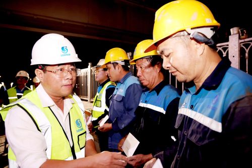 Lãnh đạo Sawaco xuống công trình thăm, động viên công nhân làm ca đêm