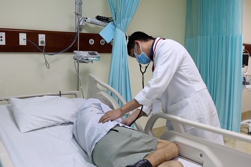 Cụ ông 80 tuổi suýt mất mạng vì tự cắt ống thông tiểu