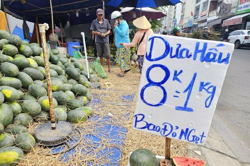 Cam sành, dưa hấu 'dội chợ', bán đầy vỉa hè và chợ mạng