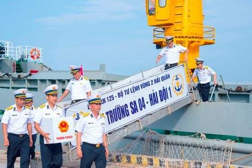 Đón Tổ bầu cử sớm trên biển hoàn thành nhiệm vụ trở về đất liền