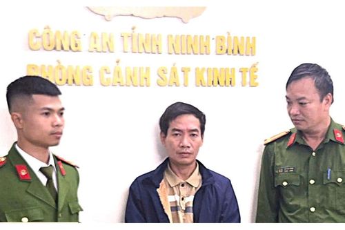 Sau nhiều năm lẩn trốn, một đối tượng ở Ninh Bình ra đầu thú