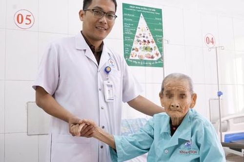 Phẫu thuật thay khớp háng bán phần cho cụ bà 106 tuổi