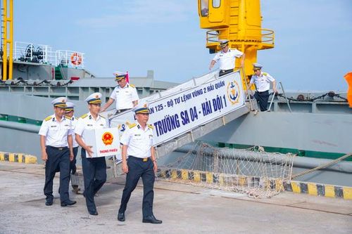 Hoàn thành bầu cử sớm trên biển cho hơn 600 cử tri là cán bộ, chiến sĩ và ngư dân