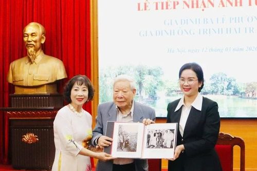 Tiếp nhận nhiều bức ảnh tư liệu quý về Chủ tịch Hồ Chí Minh