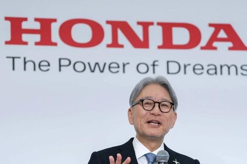 Honda dự kiến lỗ hàng tỷ USD, chủ tịch tập đoàn tự nguyện giảm 30% lương