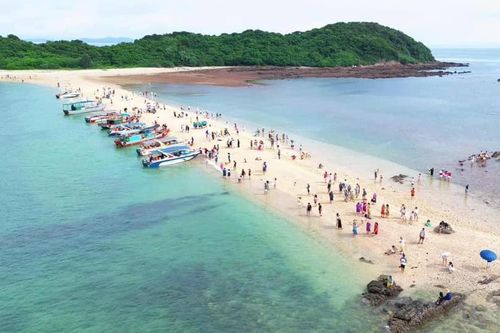Tàu du lịch đi Vân Đồn, Cô Tô tăng giá, cắt chuyến