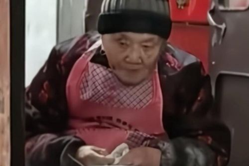 Cụ bà 102 tuổi ngủ 15 tiếng/ngày, 50 năm chưa từng đi viện