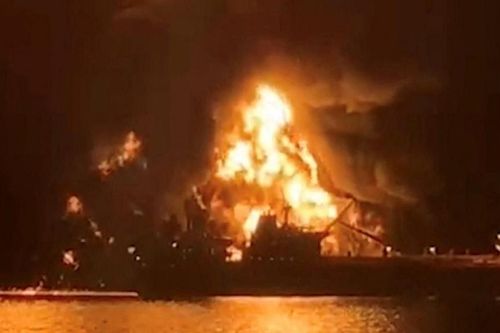 Hai tàu chở dầu bốc cháy dữ dội trong vùng biển Iraq