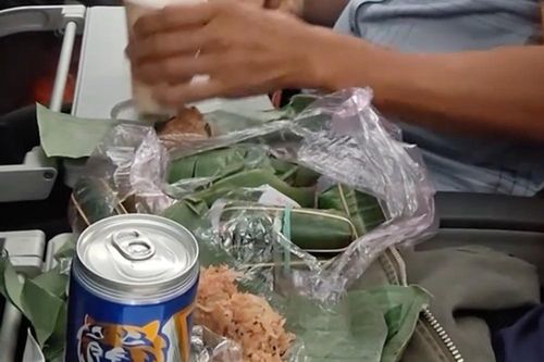 Khui bia, nhâm nhi nem chua trên may bay gây tranh cãi