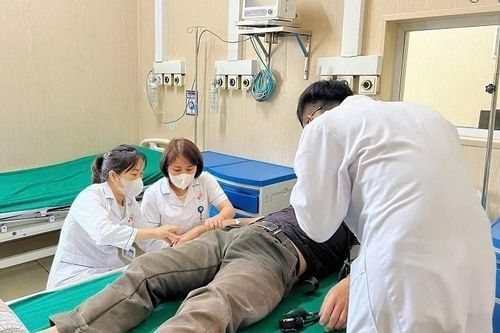 Uống nước tăng lực mỗi ngày, người đàn ông 35 tuổi liệt hai chân