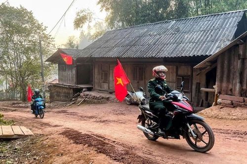 Bộ đội biên phòng đưa tiếng loa tuyên truyền bầu cử đến với bản vùng cao