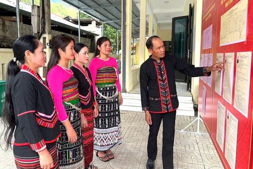 'Cầu nối' bản biên cương trước ngày bầu cử