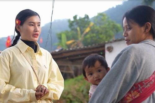 Giáo viên vùng cao bám bản tuyên truyền ngày bầu cử