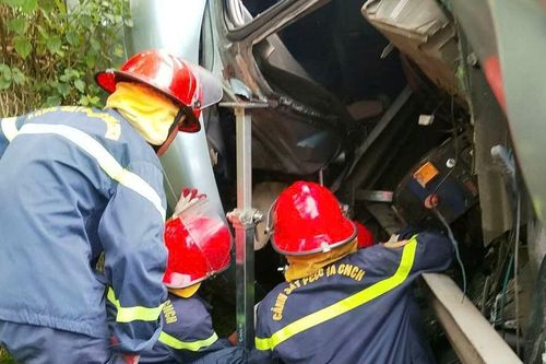 Giải cứu tài xế bị mắc kẹt sau tai nạn xe đầu kéo trên cao tốc