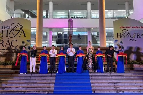 Triển lãm nghệ thuật tái chế 'Hoa và Rác'