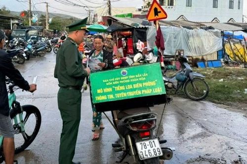 'Tiếng loa biên phòng' đưa ngày hội non sông đến với bà con vùng biên giới Đắk Lắk