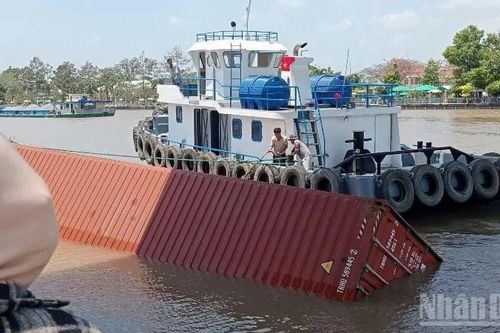 Đồng Tháp điều tra, xử lý tàu chở hàng va vào dạ cầu dây Chợ Gạo
