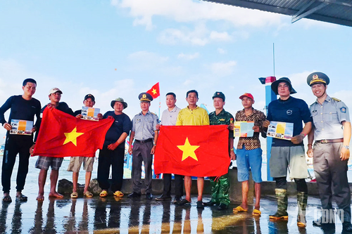 Chi đội Kiểm ngư số 4 tuyên truyền chống khai thác hải sản bất hợp pháp