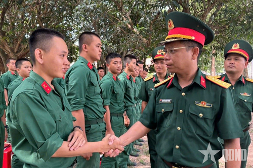 Chính ủy Bộ CHQS tỉnh Tây Ninh thăm, động viên chiến sĩ mới tại Tiểu đoàn Bộ binh 12