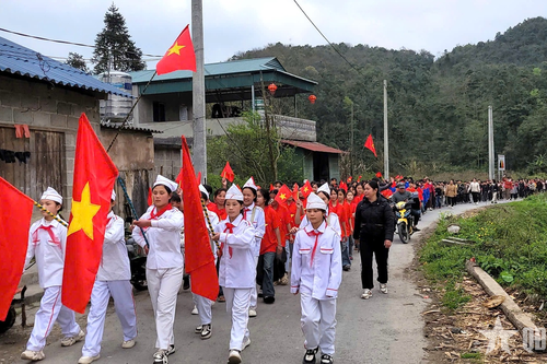 Học sinh xã biên giới Sơn Vĩ sôi nổi cổ động hướng tới ngày bầu cử