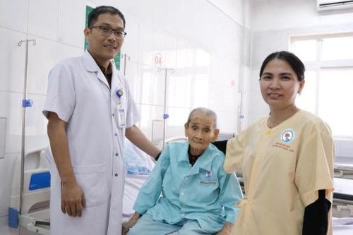 Mẹ Việt Nam anh hùng 106 tuổi phục hồi tích cực sau ca phẫu thuật thay khớp háng bán phần