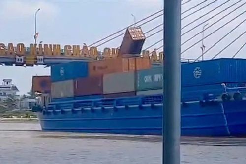 Xử lý thuyền trưởng điều khiển sà lan vướng đứt dây điện, rơi container xuống kênh Chợ Gạo