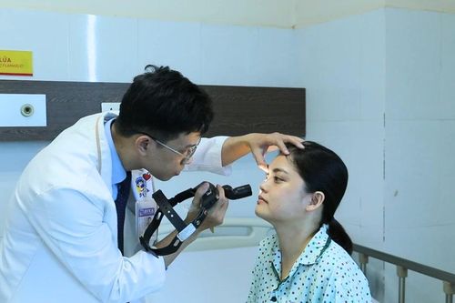 Mắt không khép kín do u nhầy xoang sàng âm thầm gây lồi mắt, nhìn lệch