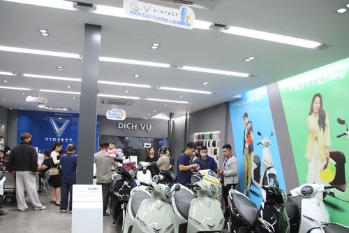 Giá xăng 'nhảy múa', người Hà Nội đổ xô tìm mua xe điện