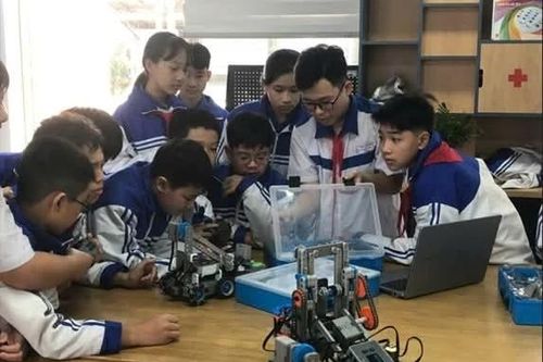 Học sinh Tuyên Quang sôi nổi với sân chơi STEM, AI & Robotics trong trường học