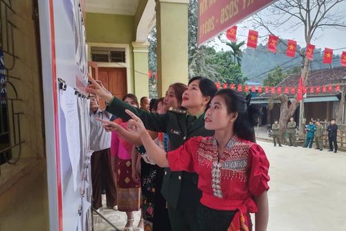 Rộn ràng không khí bầu cử sớm nơi biên giới Nghệ An