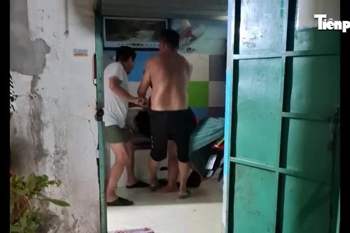 Clip: Người phụ nữ bị hàng xóm túm tóc kéo lê ra hành lang hành hung