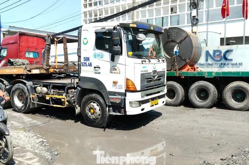 CLIP: Xe tải nối nhau bò qua những ổ voi trên 'con đường đau khổ' ở nội ô TPHCM