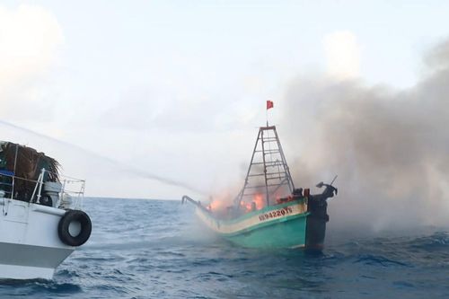 Cảnh sát biển 4 cứu nạn ngư dân và tàu cá bị cháy