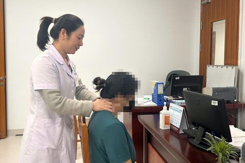 Người trẻ mắc hội chứng cổ rùa, 'thủ phạm' từ thiết bị ai cũng sở hữu
