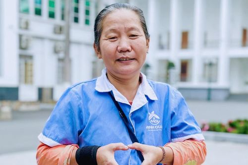 Cô lao công biết nhiều thứ tiếng ở Đại học Hà Nội, sửa phát âm cho cả sinh viên