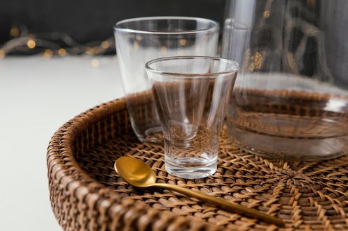 Vì sao nên cẩn trọng khi dùng cốc thủy tinh trong khách sạn?