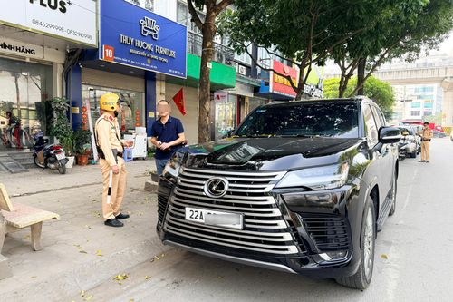 Tài xế chây ì đỗ nơi có biển cấm ở Hà Nội, CSGT xử lý cả Lexus LX600 và xe lu