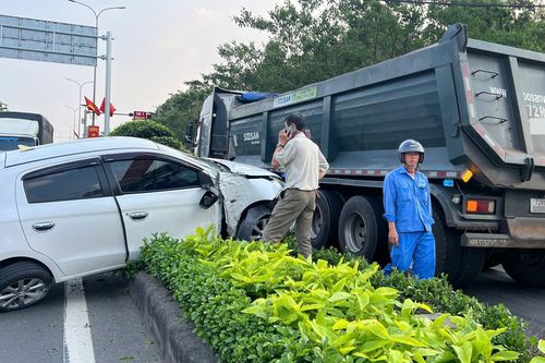 Xe ben 'ủi' ô tô văng lên dải phân cách nhiều người hoảng sợ