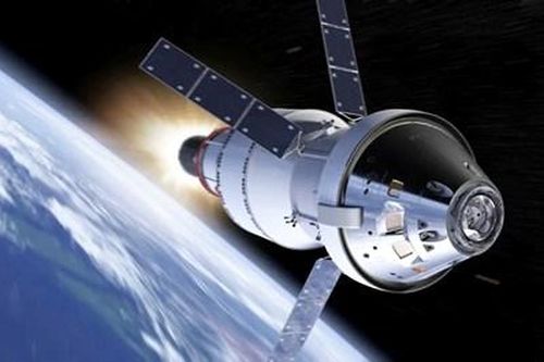 Chuẩn bị phóng tàu vũ trụ có người lái bay quanh Mặt Trăng