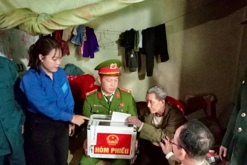 Cử tri vùng cao Nghệ An náo nức bầu cử sớm