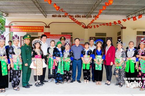 Bí thư Tỉnh ủy Nguyễn Khắc Thận chung vui bầu cử sớm cùng cử tri các bản biên giới xã Tam Thái