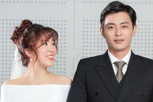 'Chị hai quốc dân' công khai tình tứ bên trai lạ