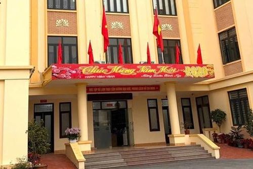 Tạm đình chỉ 4 cán bộ, công chức phường chậm thammưu, xử lý thủ tục hành chính